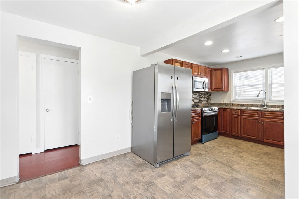 207 Euclid Avenue Springfield, MA 01108 - Photo 8 of 37 Gallery Image 8