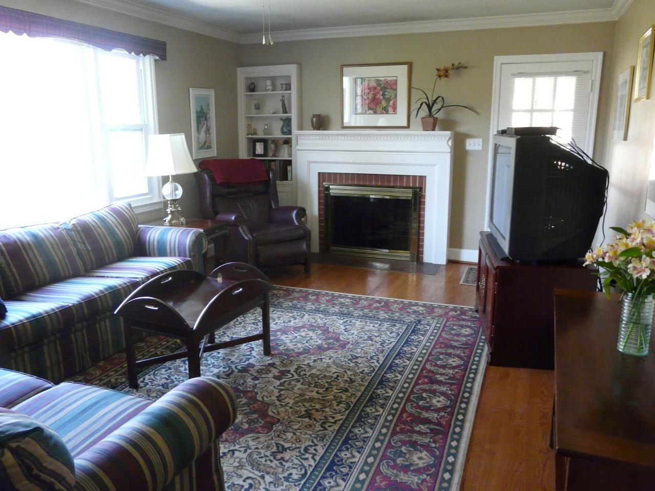 2434 Tillett Road Southwest Roanoke, VA 24015 - Photo 3 of 13 Living room
