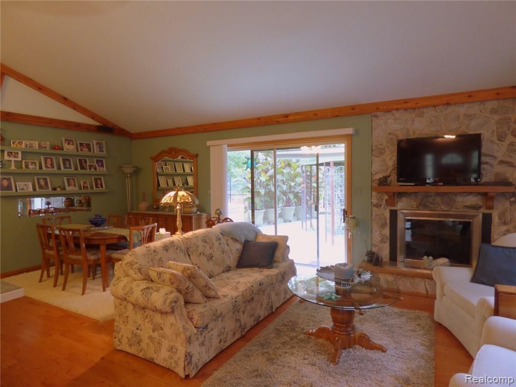 11070 Mcgregor Road Pinckney, MI 48169 - Photo 6 of 30 6 GREAT ROOM.JPG