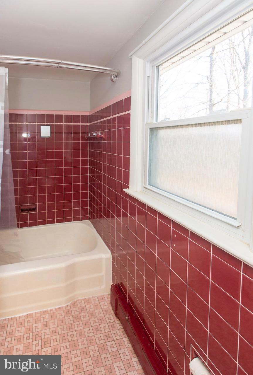 2947 Potshop Road Norristown, PA 19403 - Photo 31 of 41 a bathroom with a bathtub