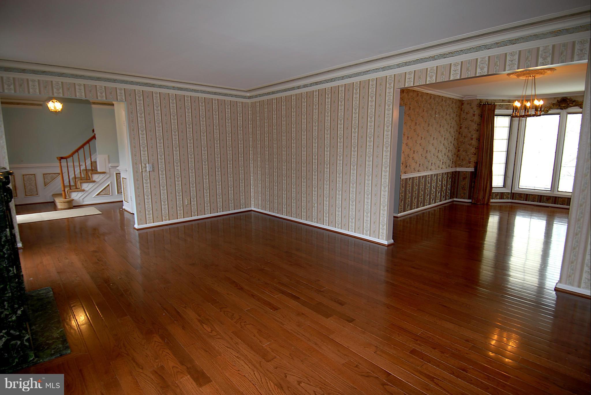 305 Opera Court Silver Spring, MD 20901 - Photo 10 of 25 Living Room