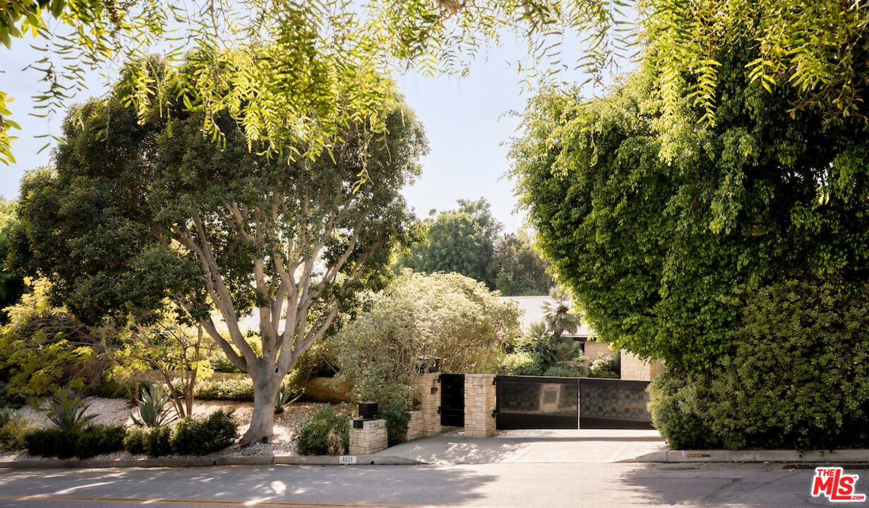1011 North Hillcrest Road Beverly Hills, CA 90210 - Photo 1 of 1