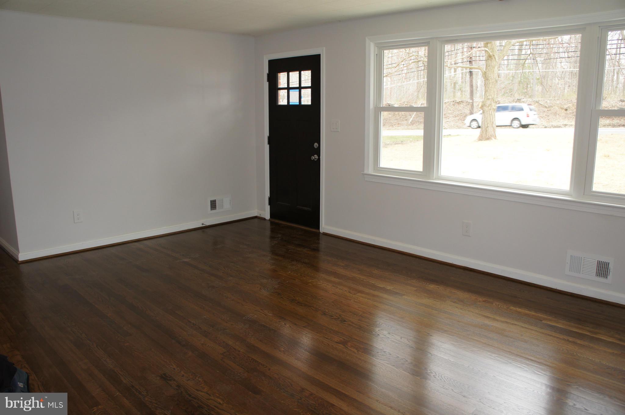 2934 Powder Mill Road Adelphi, MD 20783 - Photo 7 of 26 Living Room