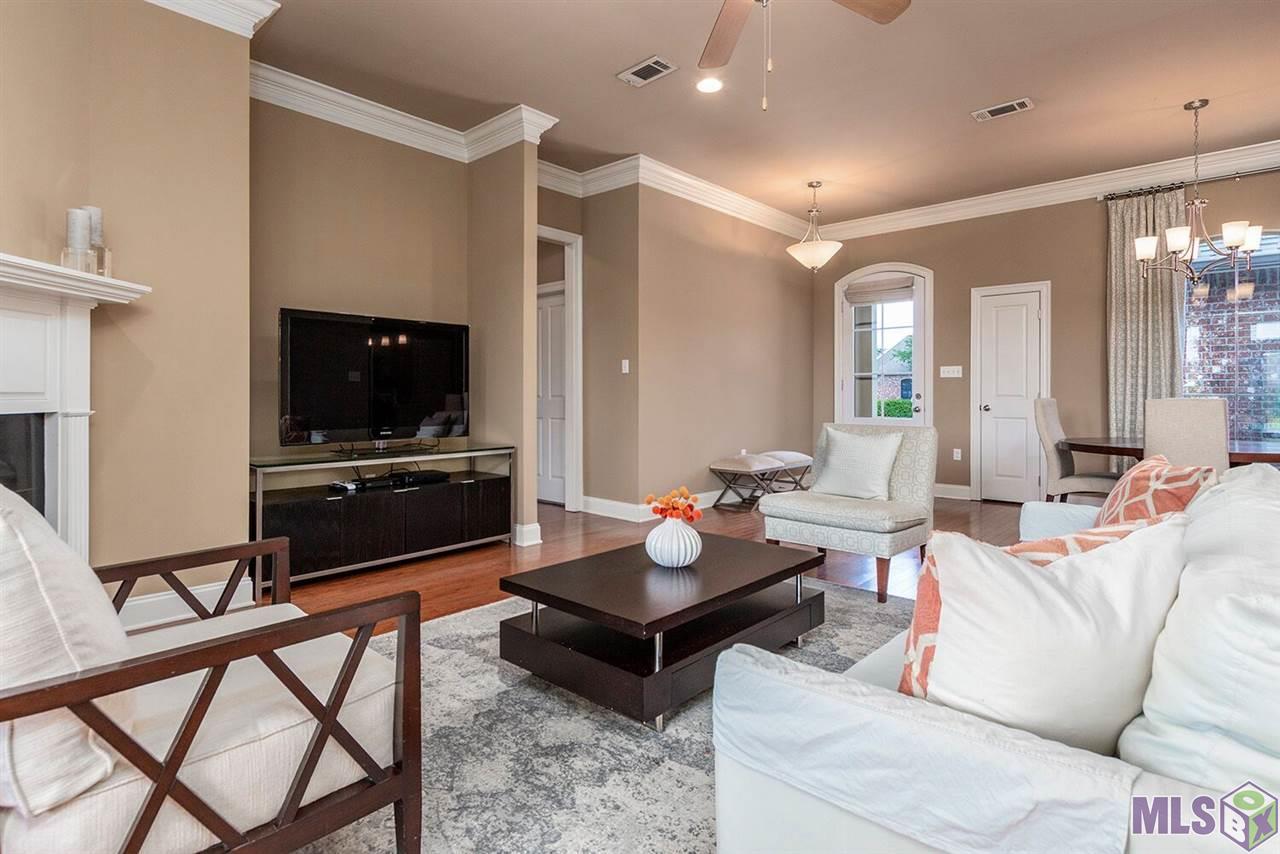 10674 Springtree Avenue Baton Rouge, LA 70810 - Photo 5 of 26 Living / Dining
