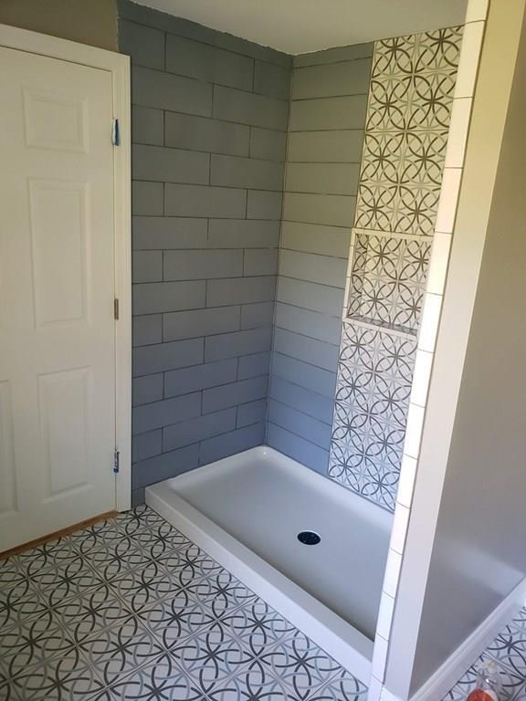198 Lebanon Hill Road Southbridge, MA 01550 - Photo 20 of 37 a bathroom with a tub and shower