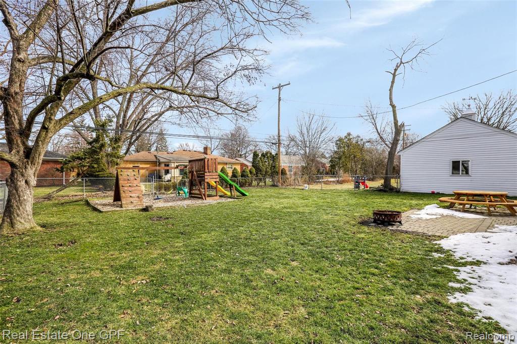 1094 Roslyn Road Grosse Pointe Woods, MI 48236 - Photo 33 of 41
