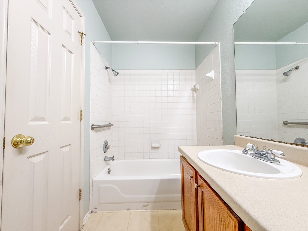 11101 Franklins Tale Loop Austin, TX 78748 - Photo 38 of 38 Full bath featuring vanity and washtub / shower combination