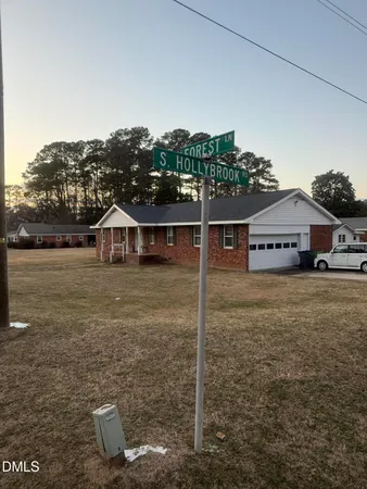 a house view with a outdoor space