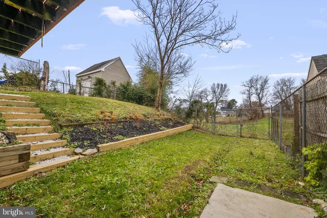 a view of a backyard