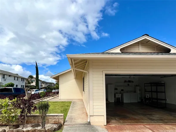 $2,800 | 94-211 Kuuaki Place, Waipahu, HI 96797