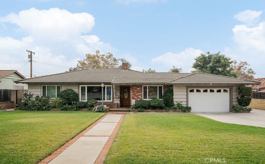 a view of house with a yard