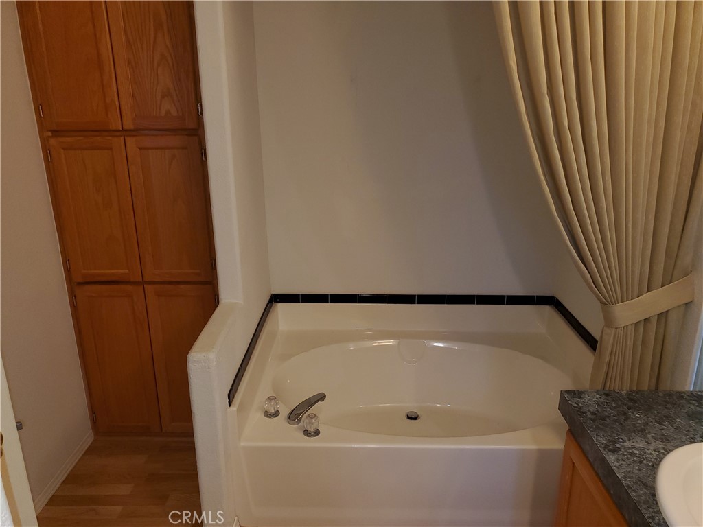 76 Orchardcrest Drive Oroville, CA 95965 - Photo 16 of 24 a bathroom with a bathtub