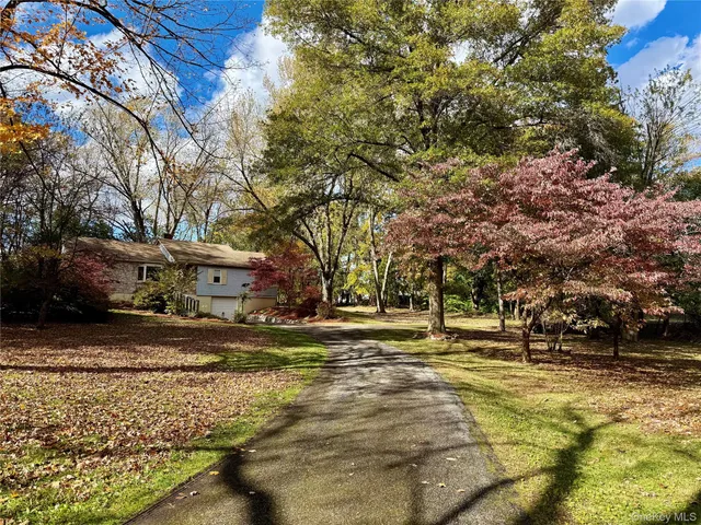 a view of a yard with a house