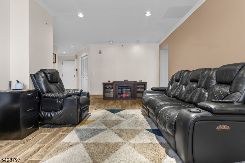326 Prospect Avenue Hackensack, NJ 07601 - Photo 7 of 37