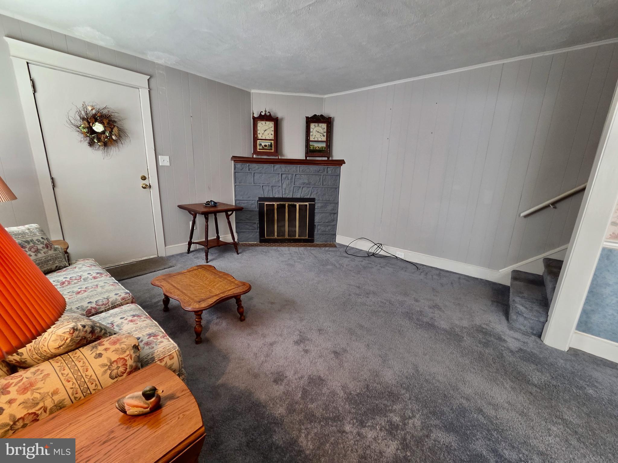 41 Wayne Avenue Springfield, PA 19064 - Photo 5 of 25 Living room w fireplace