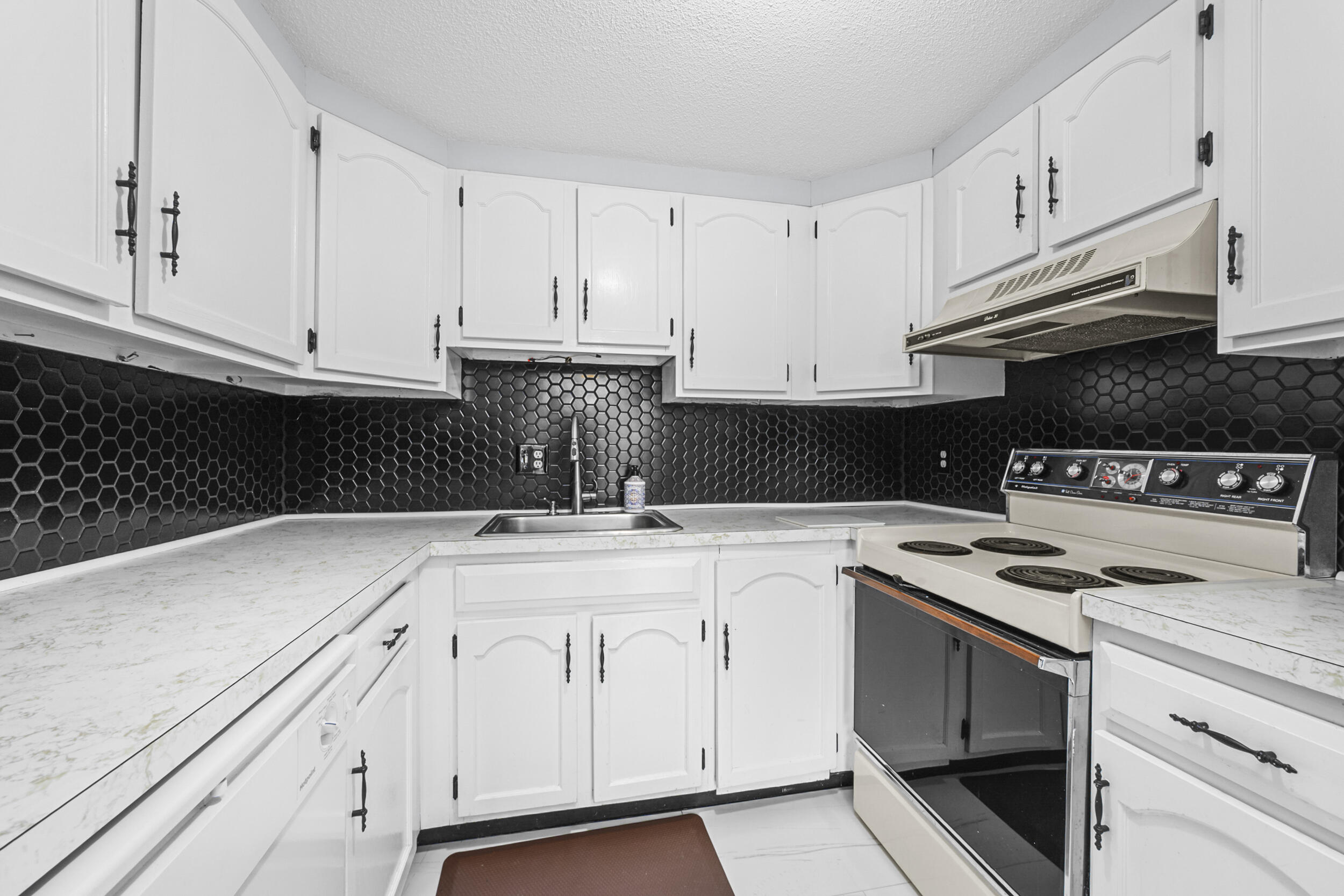 855 South W Main Street, Unit 7 Hyannis, MA 02601 - Photo 14 of 22 14_dsc_6109