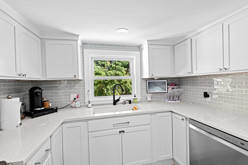 197 White Street Weymouth, MA 02190 - Photo 16 of 34