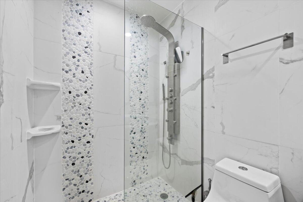 1422 High Point Way Northwest, Unit B Delray Beach, FL 33445 - Photo 12 of 33 Main Full Bathroom