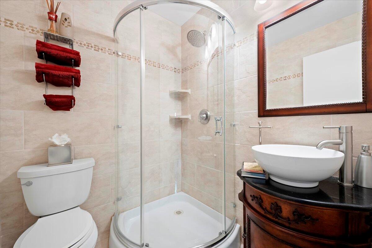 1422 High Point Way Northwest, Unit B Delray Beach, FL 33445 - Photo 13 of 33 Half Bathroom