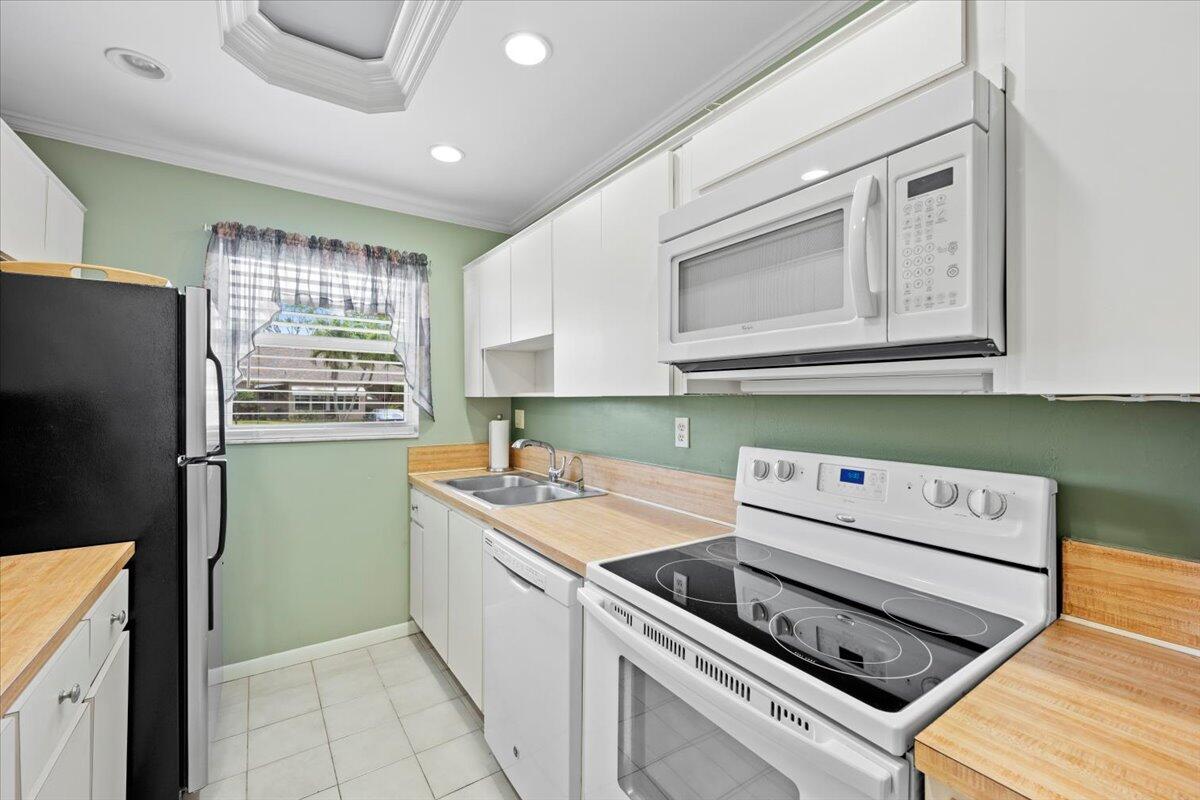 1422 High Point Way Northwest, Unit B Delray Beach, FL 33445 - Photo 7 of 33 KITCHEN