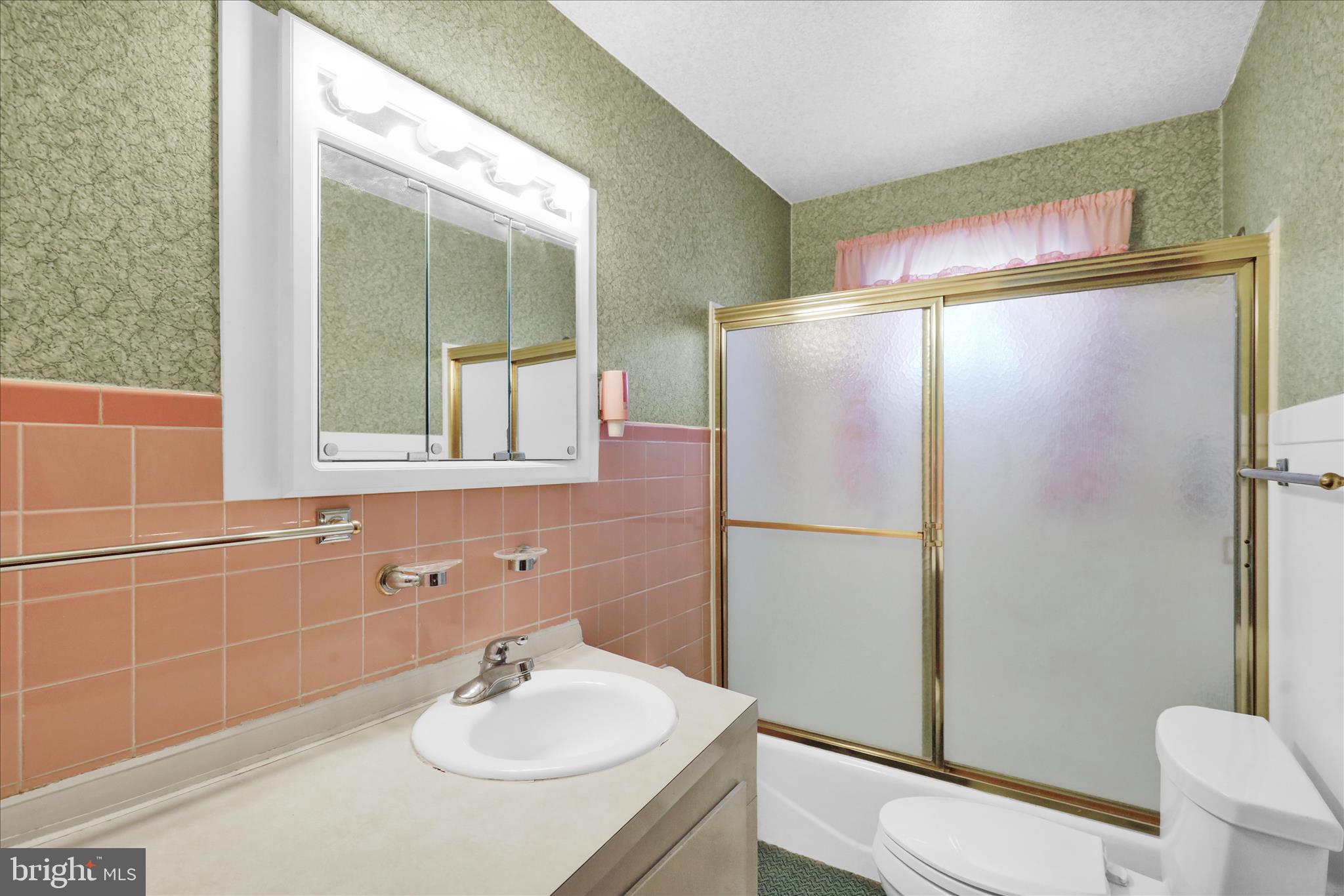 1901 County Street Reading, PA 19605 - Photo 15 of 25 bath