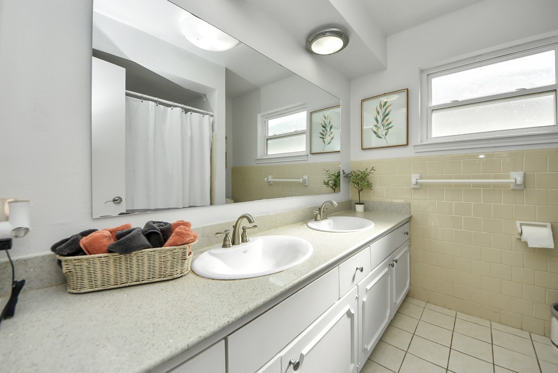 10719 Burgoyne Road Houston, TX 77042 - Photo 18 of 36 A full bathroom is situated between bedrooms 2 and 3, offering convenient access to bedrooms and guests.