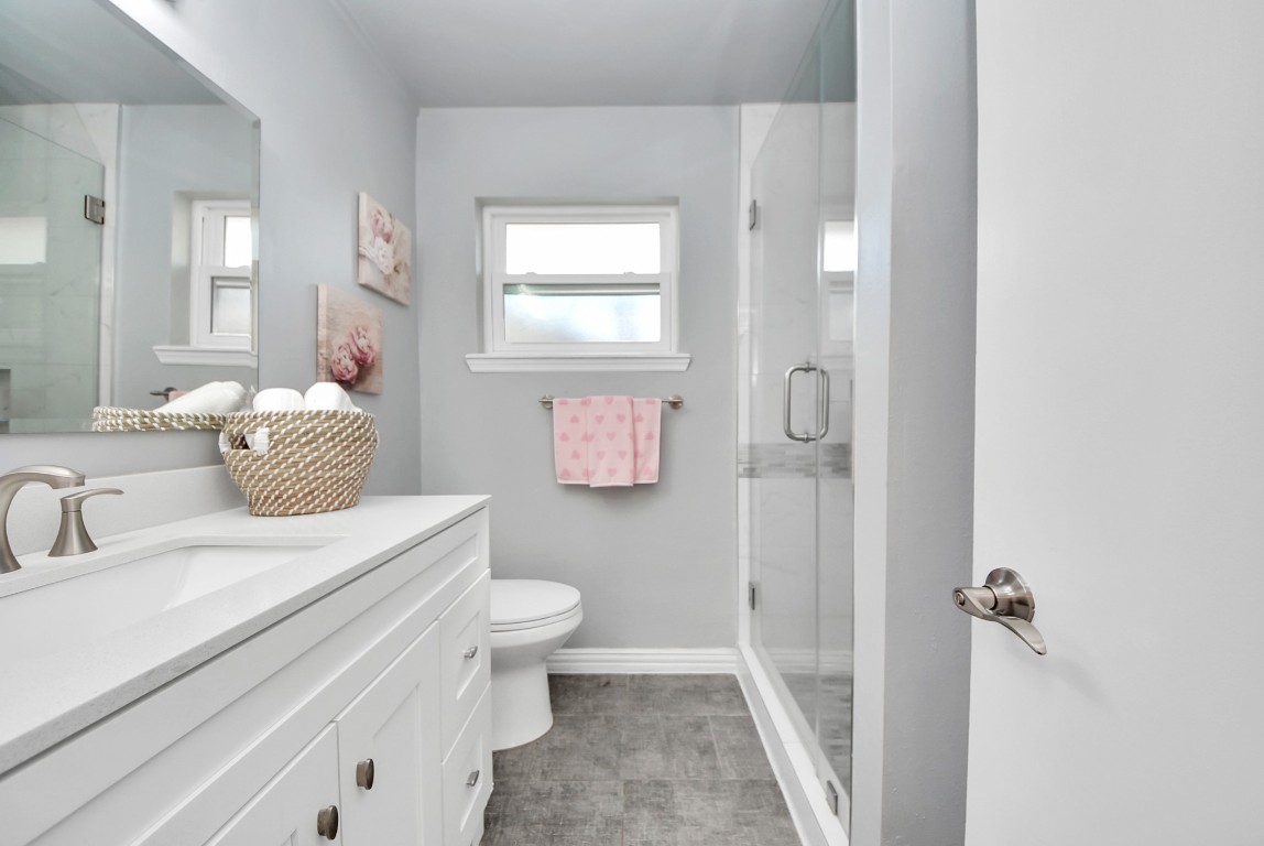 10719 Burgoyne Road Houston, TX 77042 - Photo 24 of 36 View into the primary bathroom, offering a compact yet functional layout.