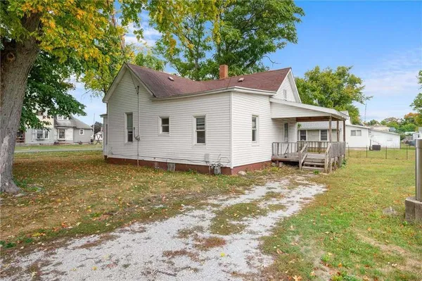 a view of a house with backyard and tree
