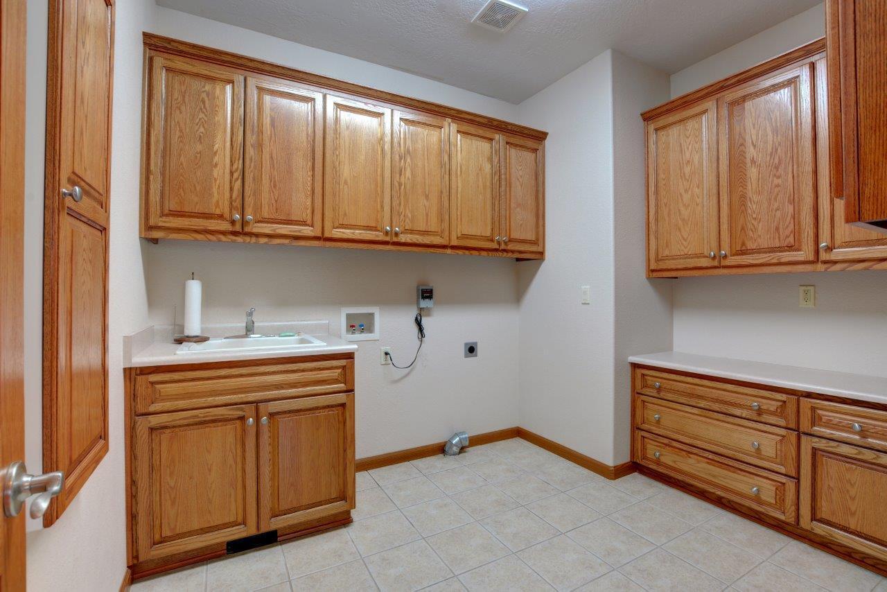 3013 Pearce Park Road Grants Pass, OR 97526 - Photo 73 of 96 Large laundry room.