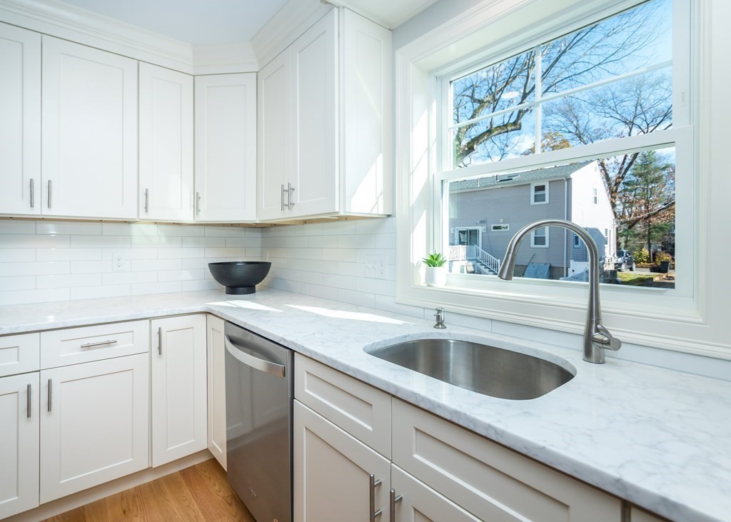19 Upland Road Waltham, MA 02451 - Photo 8 of 42 Gallery Image 8