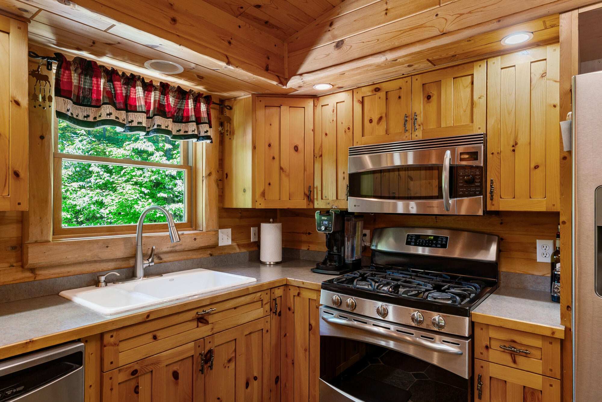 1725 Abbey Road Petoskey, MI 49770 - Photo 6 of 55 Gallery Image 6