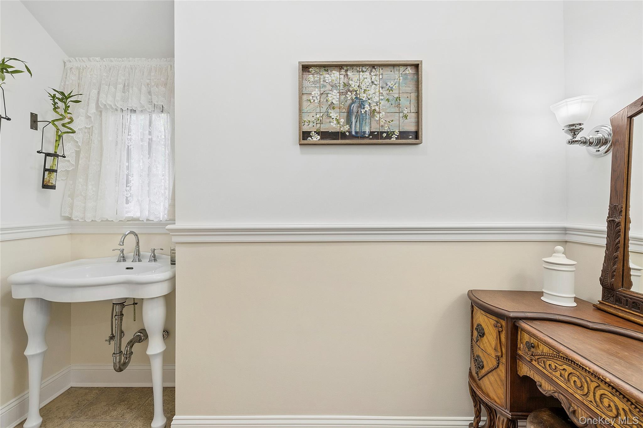 84 Luquer Road Manhasset, NY 11030 - Photo 11 of 30