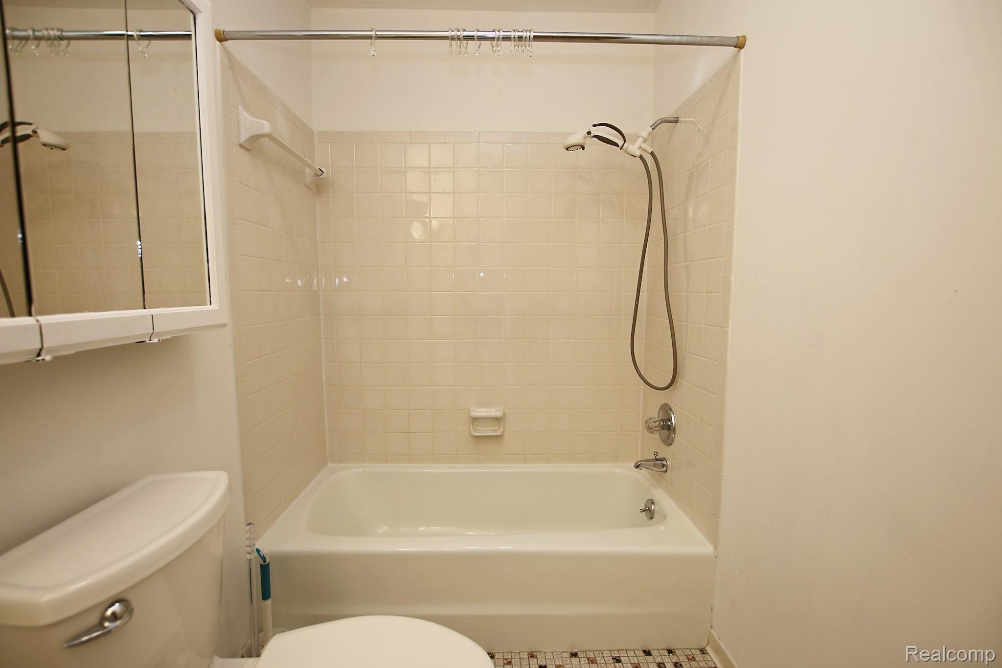 5485 West Carpenter Road Flint, MI 48504 - Photo 17 of 60 17) Bathroom.jpg