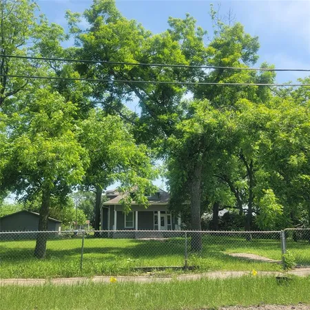 a view of a house with a big yard