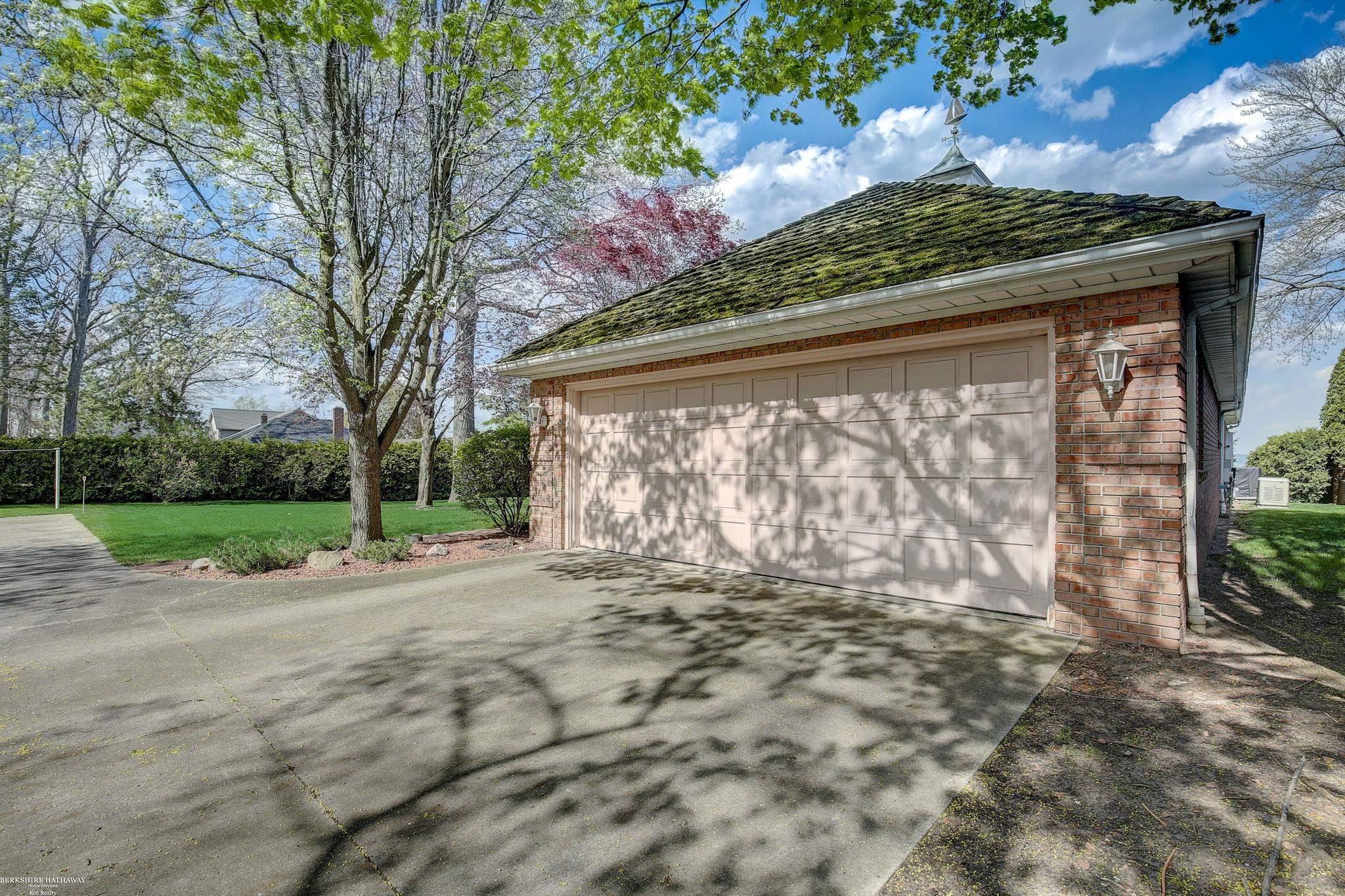 4880 Lakeshore Road Fort Gratiot, MI 48059 - Photo 4 of 69 50142242-10f8f6bf-5c34-4b19-8dfe-0039fb4c0a89.JPG