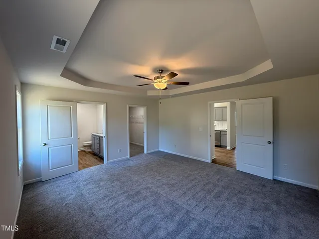 a view of empty room with a ceiling fan