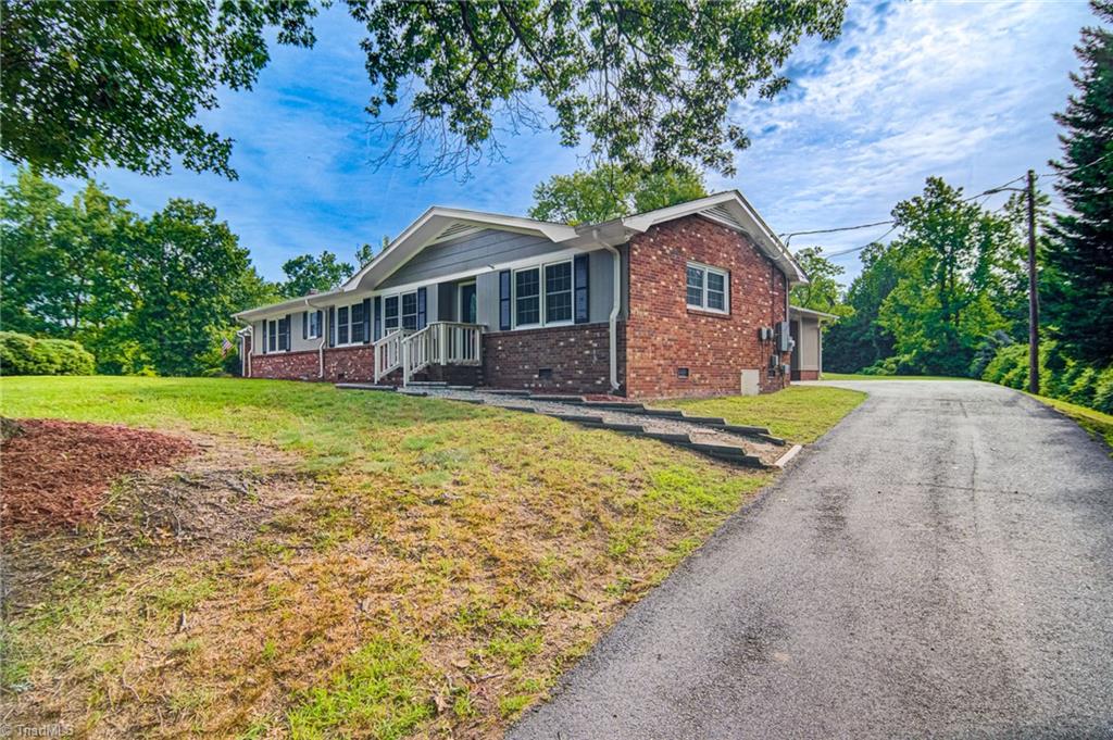 207 Canterbury Road High Point, NC 27262 - Photo 4 of 43 Gallery Image 4
