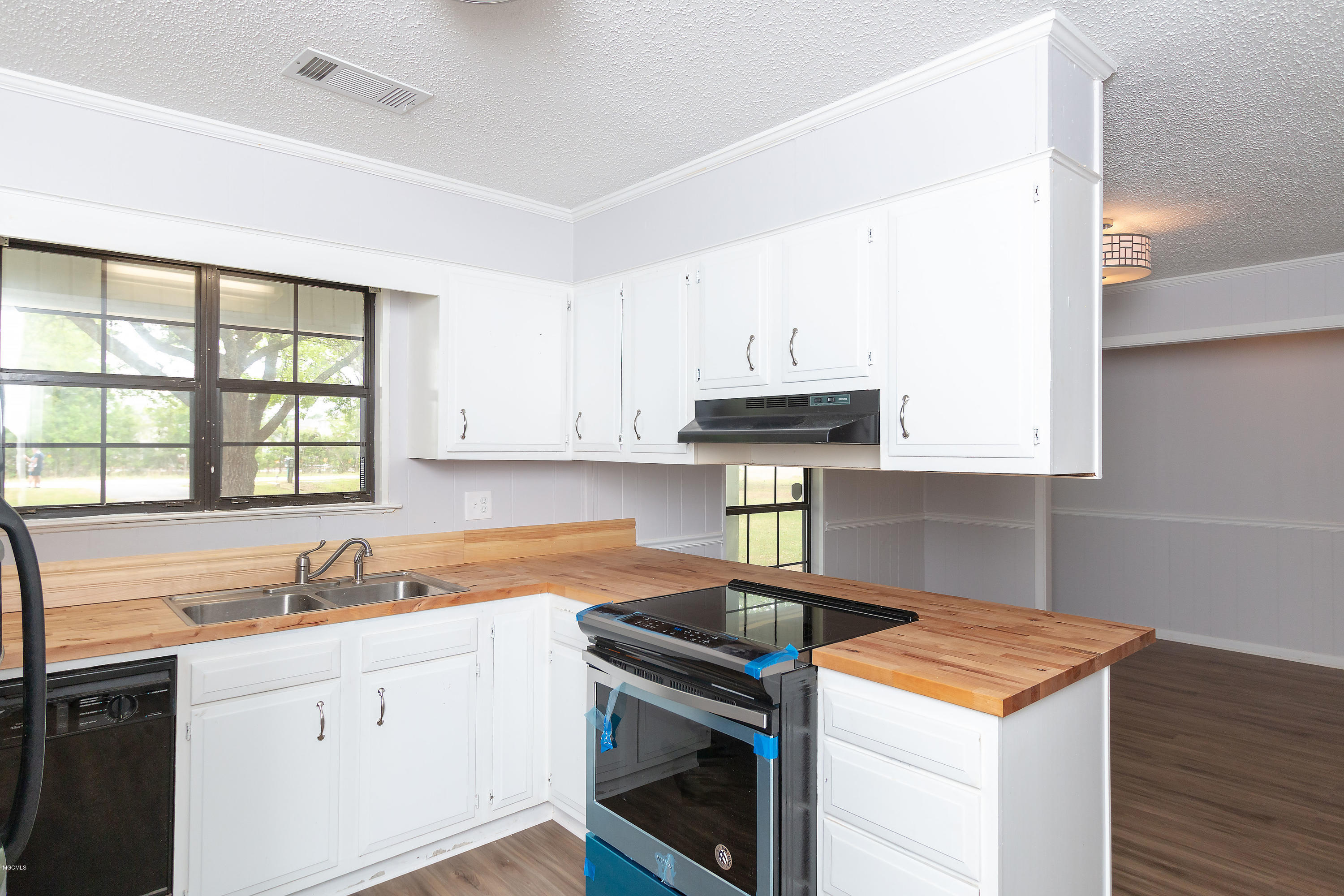 7268 Woolmarket Road Biloxi, MS 39532 - Photo 12 of 28 15 Kitchen2