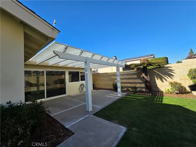 a view of a house with backyard and porch