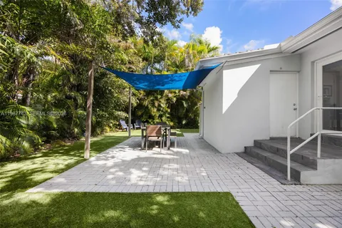 a view of a chairs and table in backyard