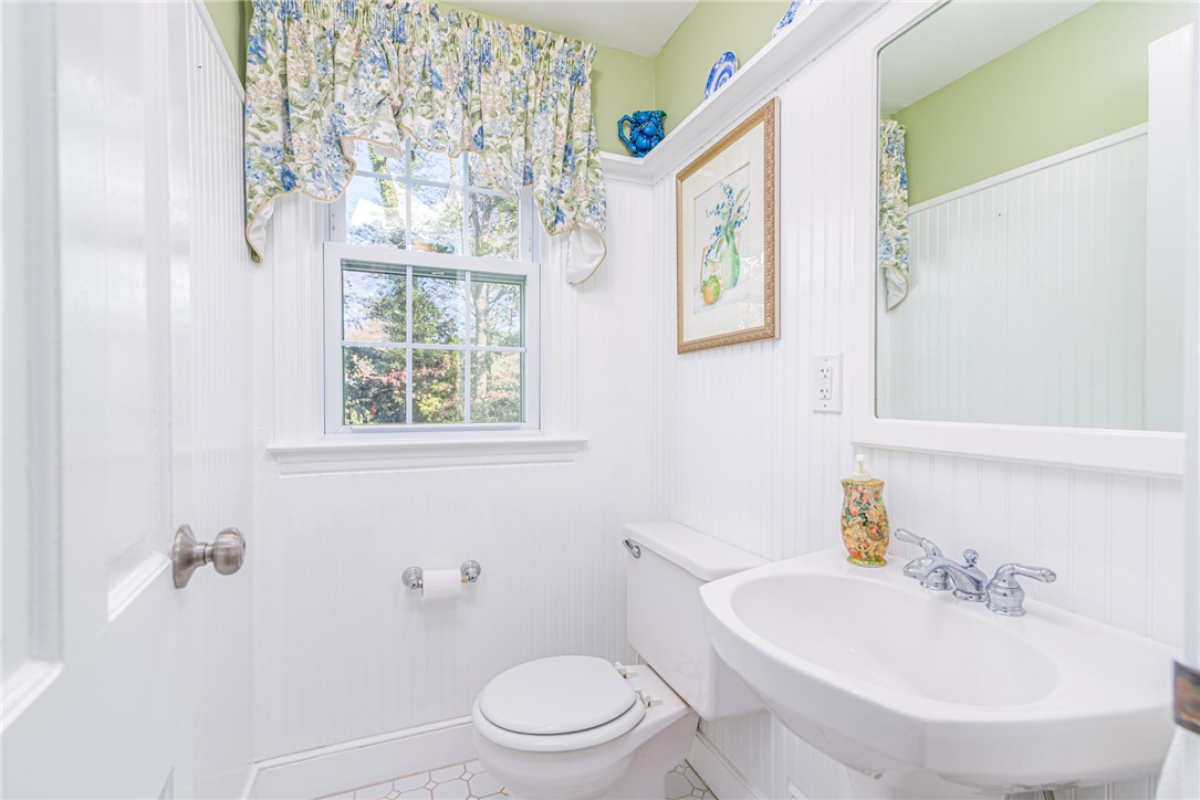 251 Crestwood Road Warwick, RI 02886 - Photo 9 of 43 Gallery Image 9