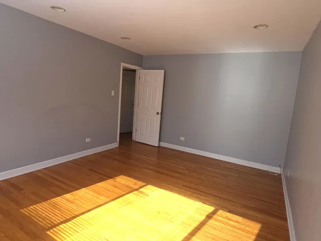 $1,300 | 2038 West Jarvis Avenue, Unit 3E, Chicago, IL 60645