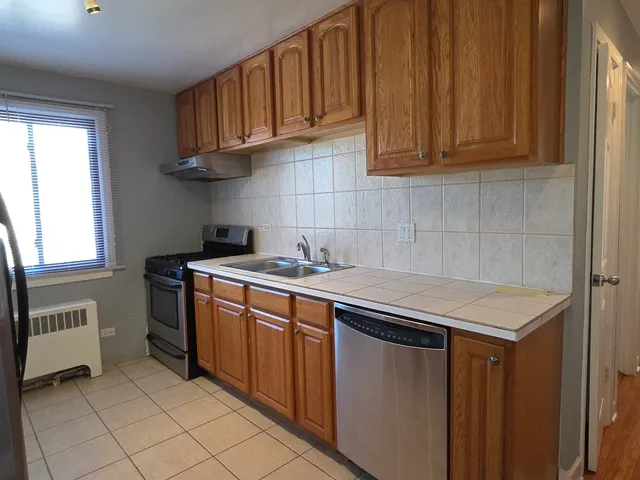 $1,300 | 2038 West Jarvis Avenue, Unit 3E, Chicago, IL 60645