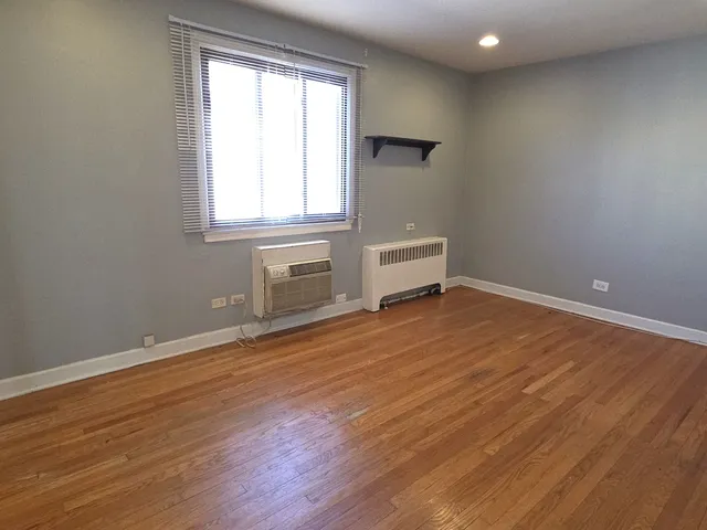 $1,300 | 2038 West Jarvis Avenue, Unit 3E, Chicago, IL 60645