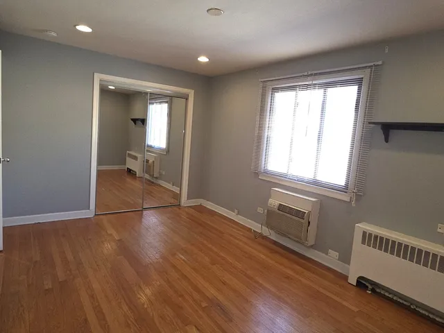 $1,300 | 2038 West Jarvis Avenue, Unit 3E, Chicago, IL 60645