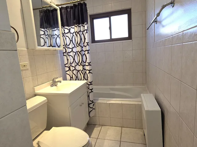 $1,300 | 2038 West Jarvis Avenue, Unit 3E, Chicago, IL 60645