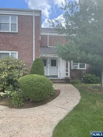 $2,325 | 400 Esplanade, Unit 57, Hackensack, NJ 07601
