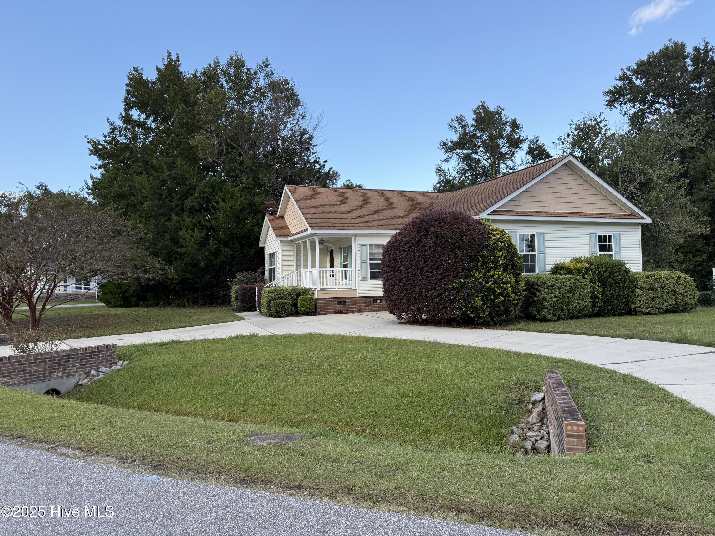 1094 Clubview Lane Southwest Calabash, NC 28467 - Photo 2 of 14 Circle Driveway