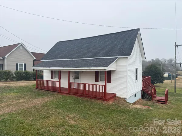 a view of a house with a backyard