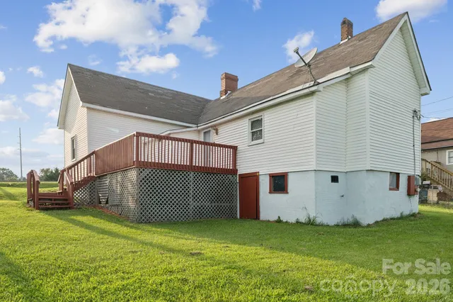 a view of a back yard of the house